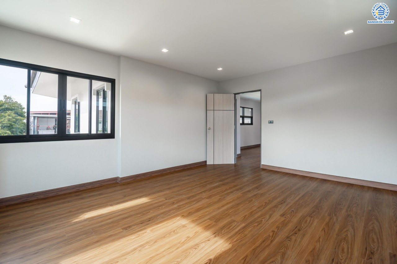 บ้านมือสองตกแต่งใหม่ ม.เมืองเอกประจิม พหลโยธิน87 ตกแต่งครบทุกฟังก์ชัน เนื้อที่ 200 ตร.ว. 3 ห้องนอน 5 ห้องน้ำ 1 ห้องรับรอง จอดรถได้ 3 คัน เชื่อมต่อทุกการเดินทาง ใกล้รถไฟฟ้าสายสีแดง "สถานีหลักหก"และทางด่วน "ศรีสมาน"